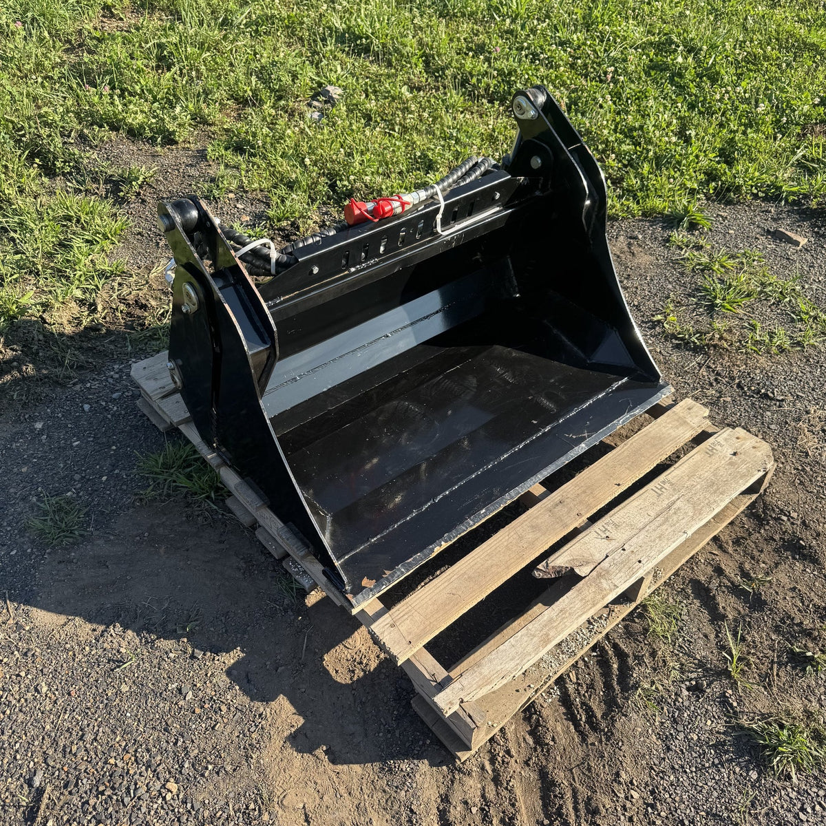 39 inch mini skid steer 4-in-1 bucket with clamshell open