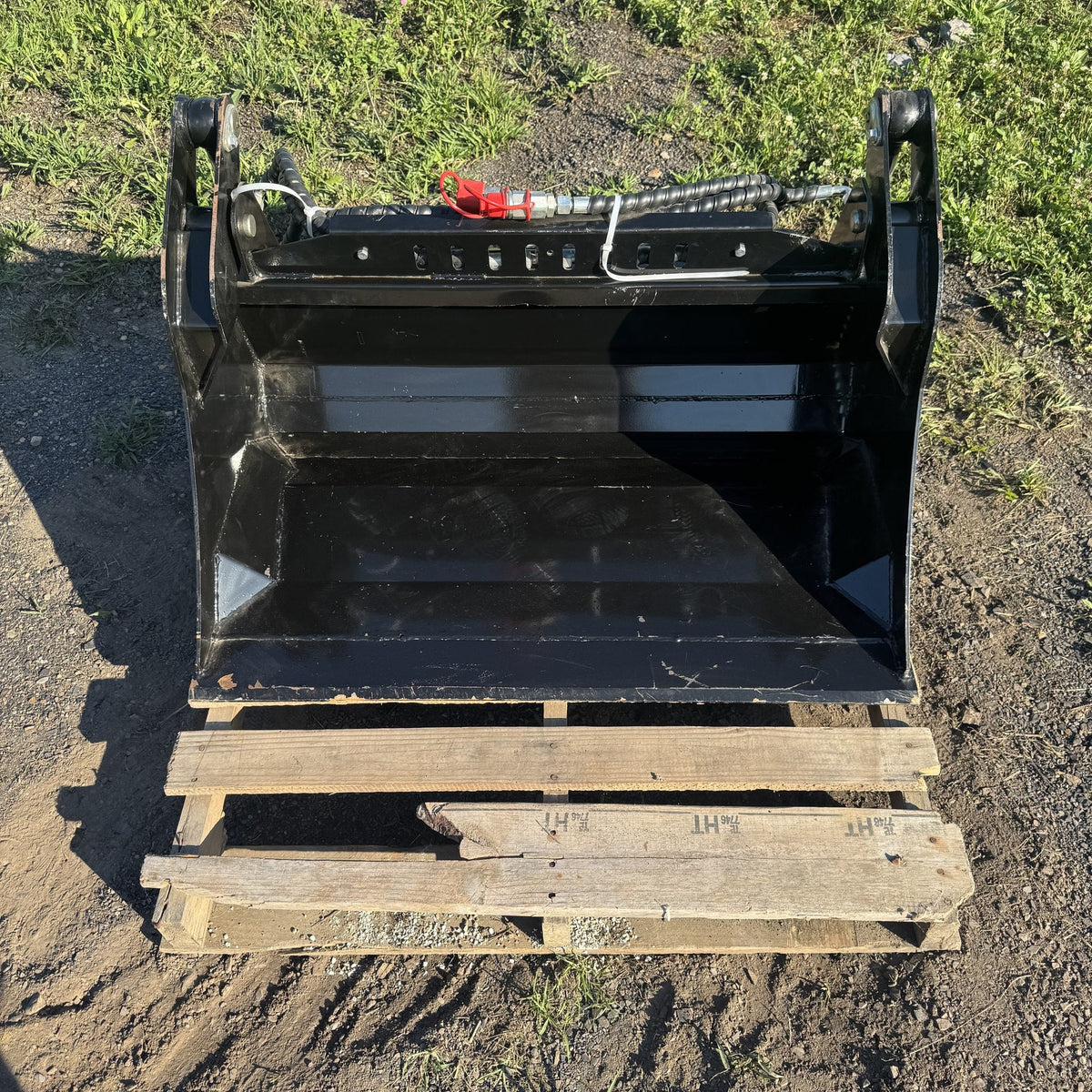 4-in-1 bucket viewed straight on from the front