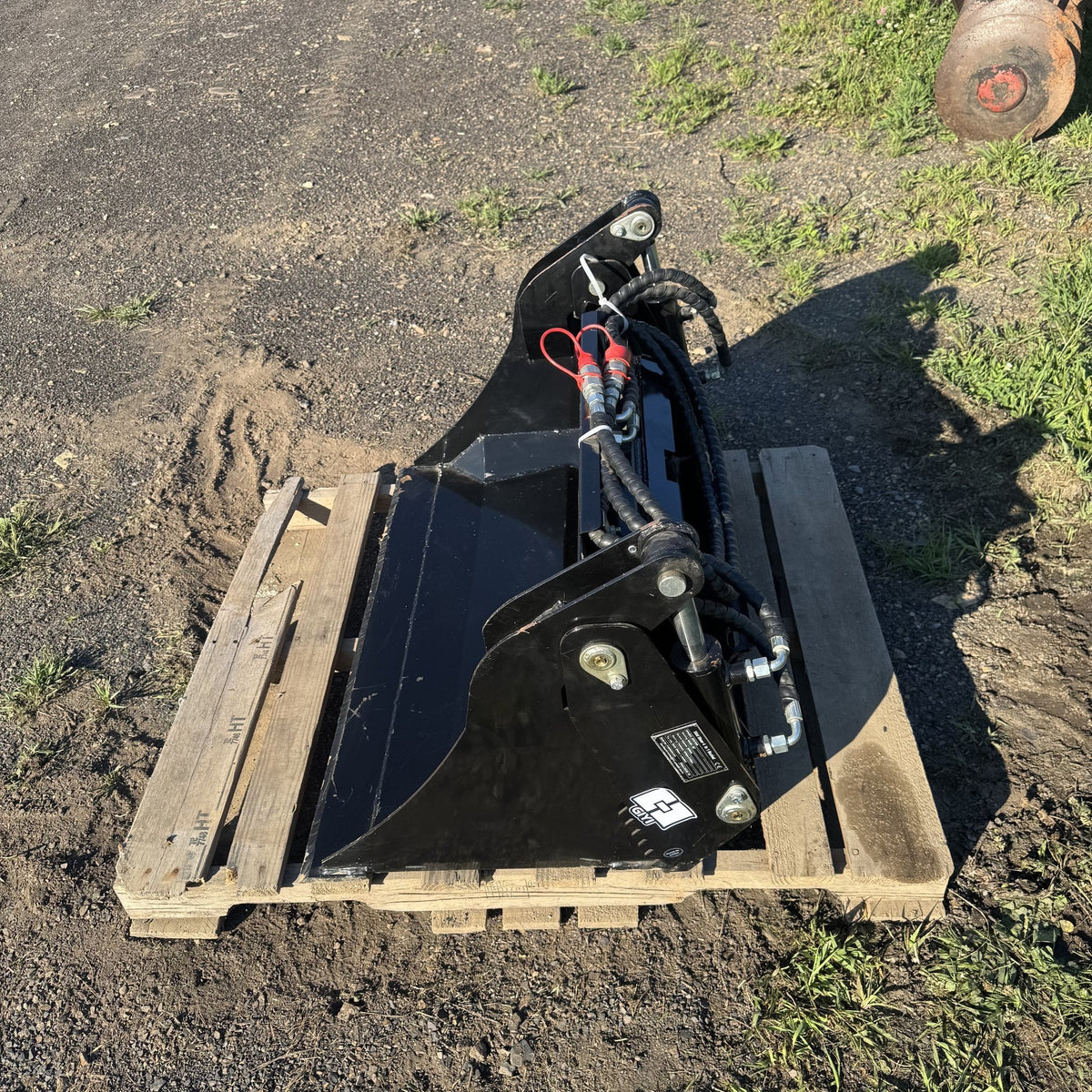 Side profile of the 4-in-1 bucket with clamshell partly open