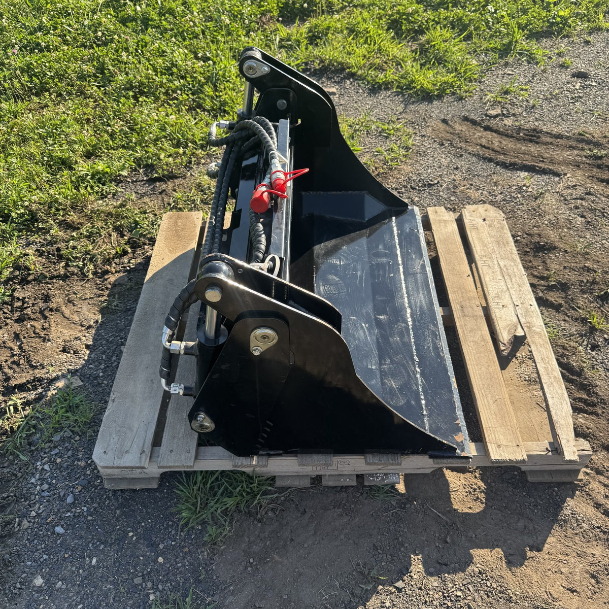 4-in-1 bucket clamshell opened, side view