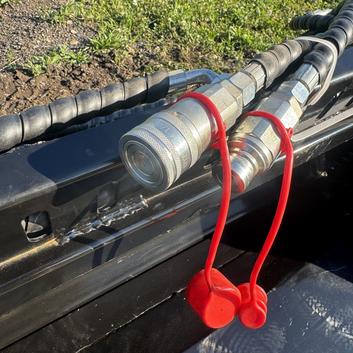 Hydraulic quick couplers on the 4-in-1 bucket