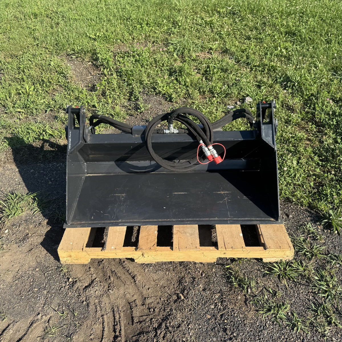4-in-1 bucket viewed straight on showing full cutting width