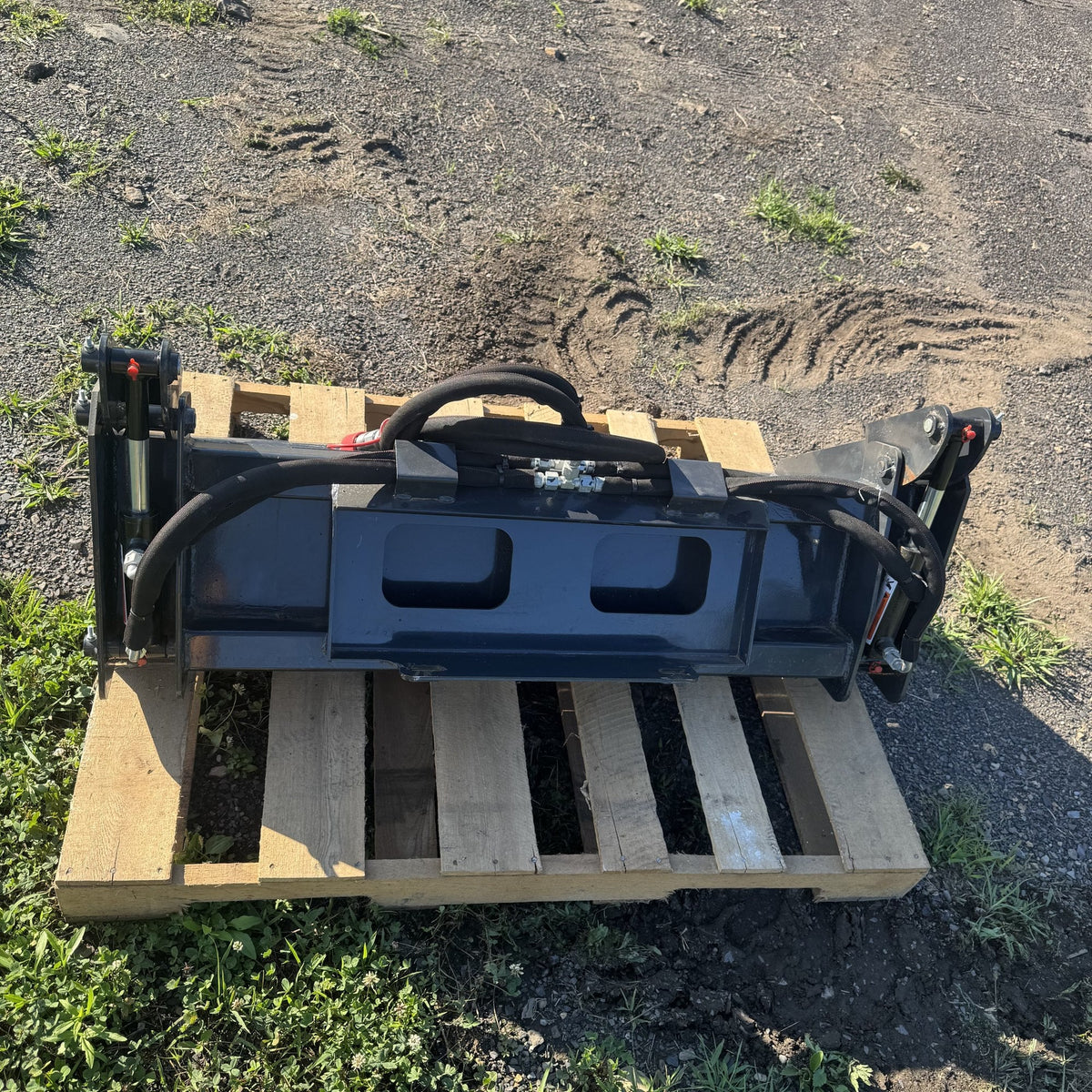 Mount plate of the 4-in-1 bucket viewed from above