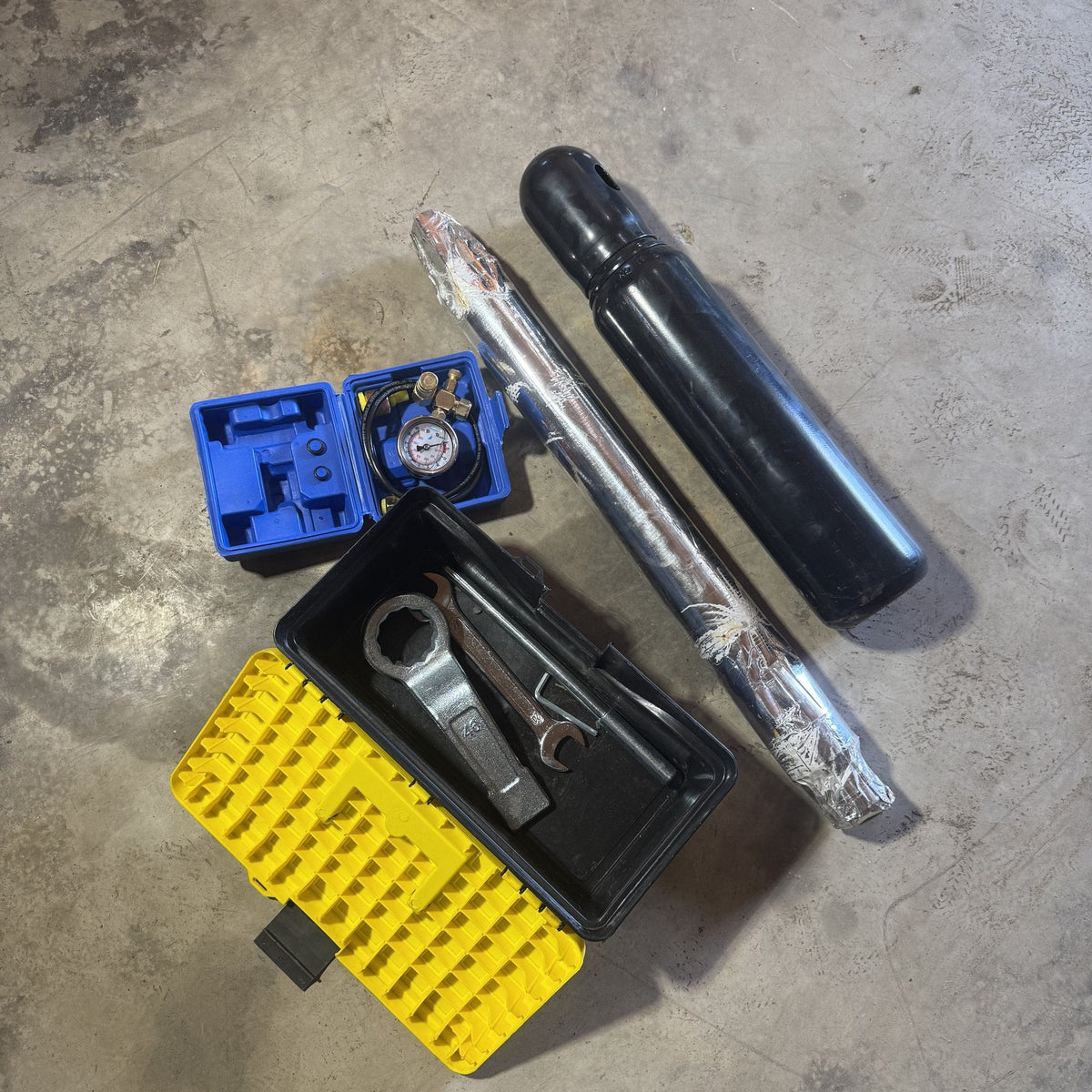 Included service kit: nitrogen charge gauge, spare chisel, wrenches and case