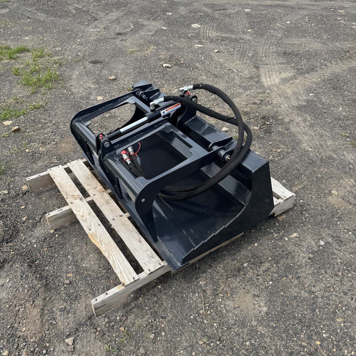 Grapple bucket three quarter view with top clamps raised