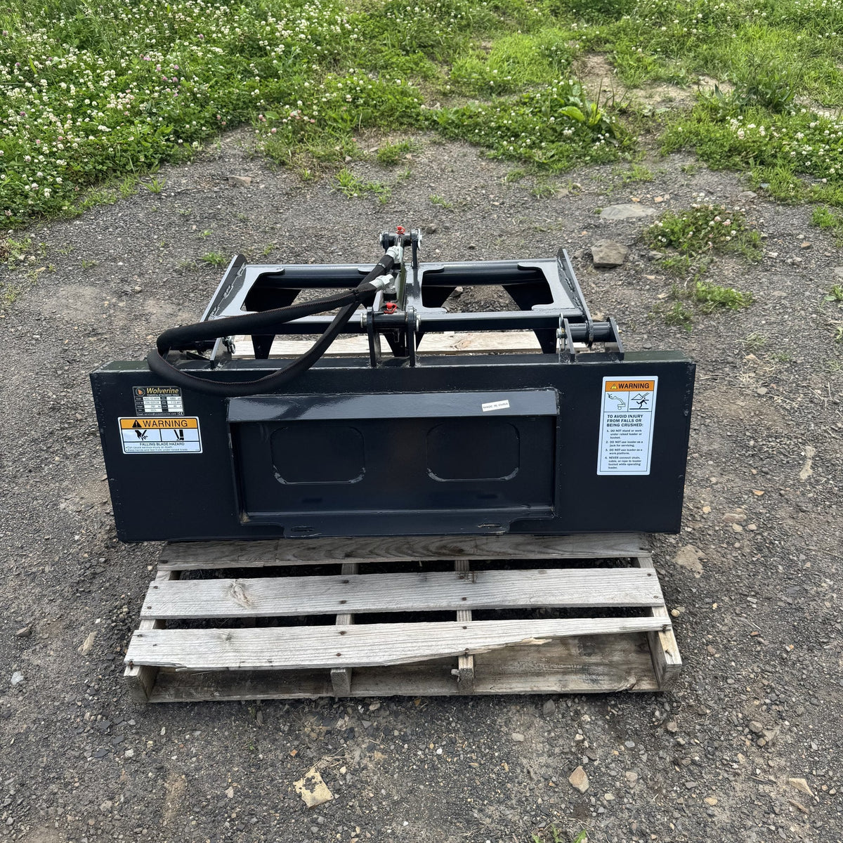 Mount plate on the back of the grapple bucket
