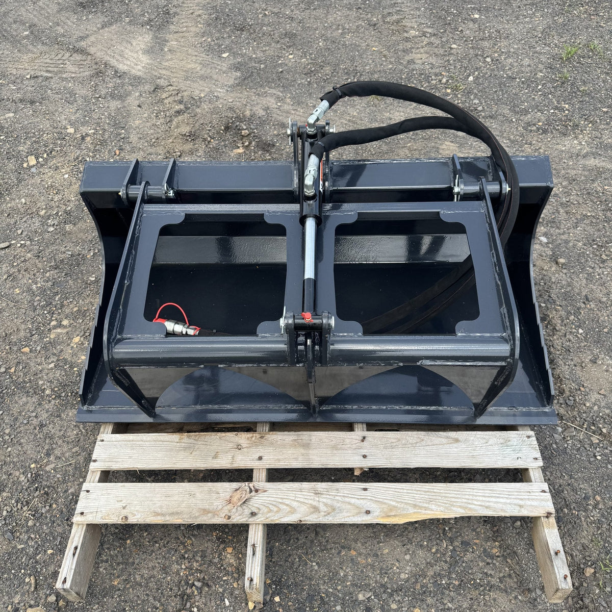 Grapple bucket tines and clamp arms