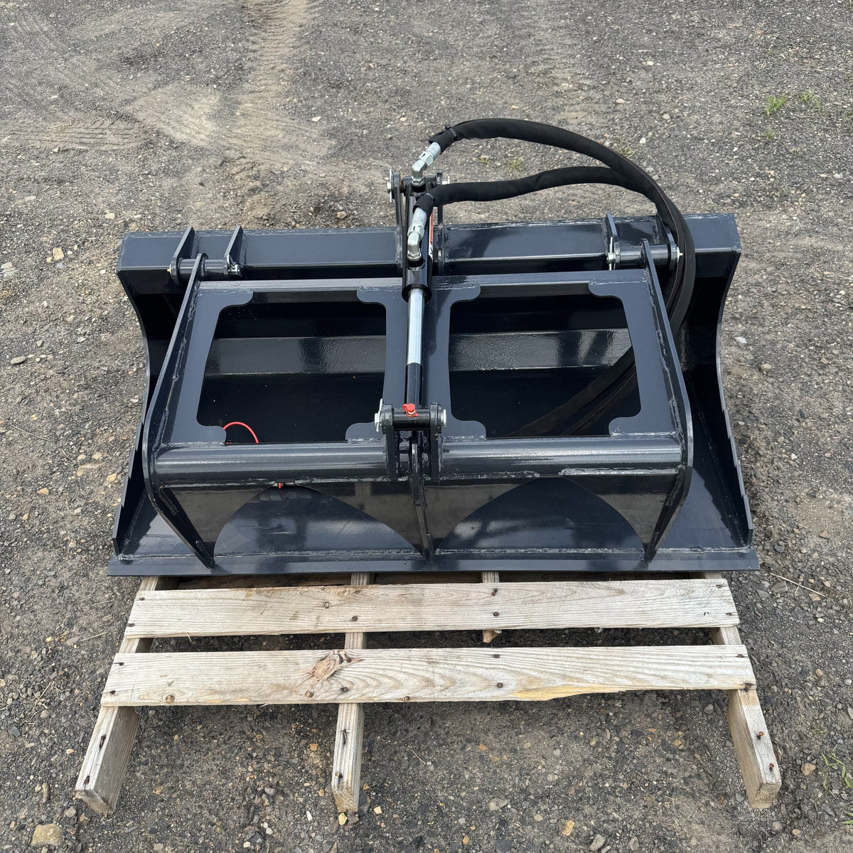 Grapple bucket viewed from above