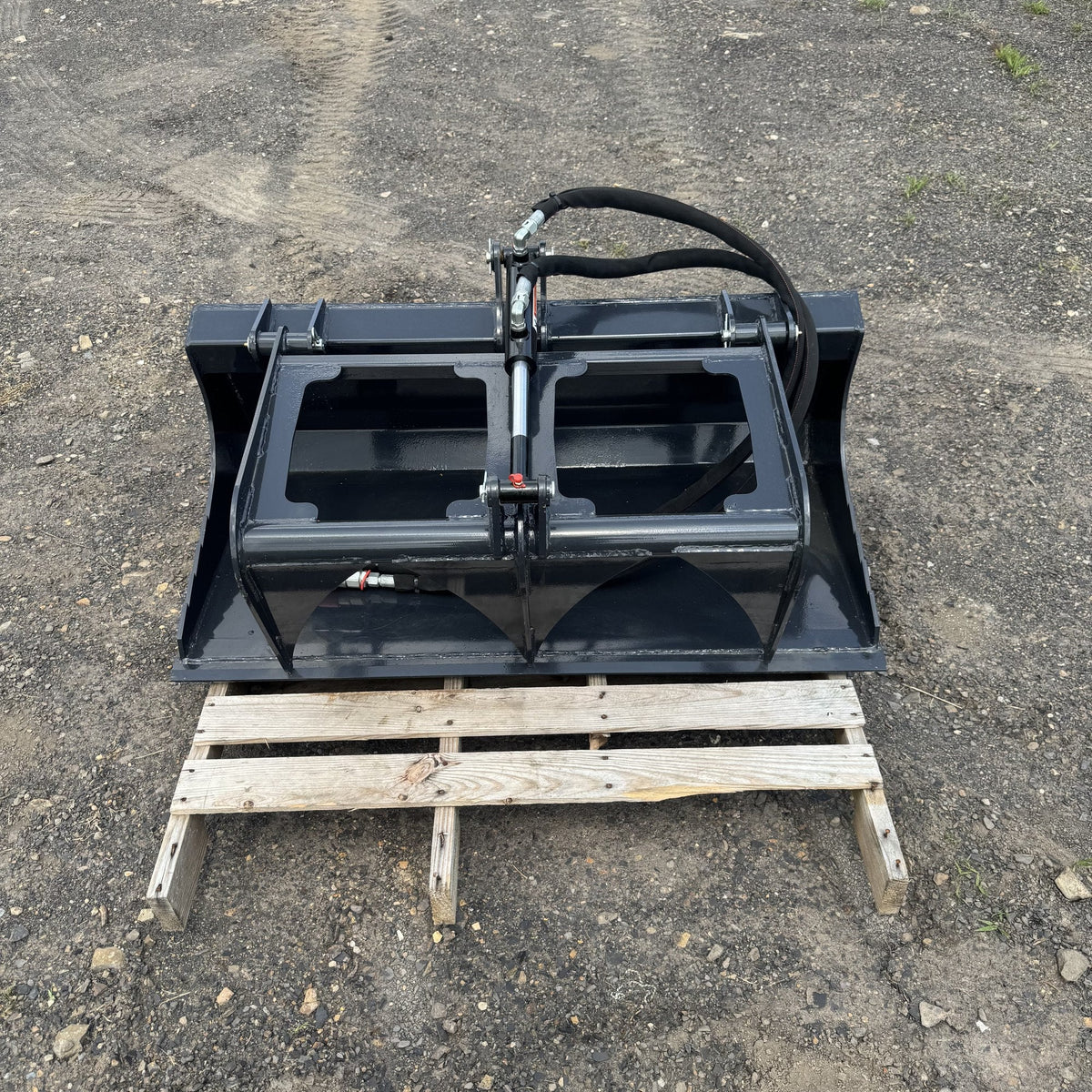 Grapple bucket hydraulic cylinder detail