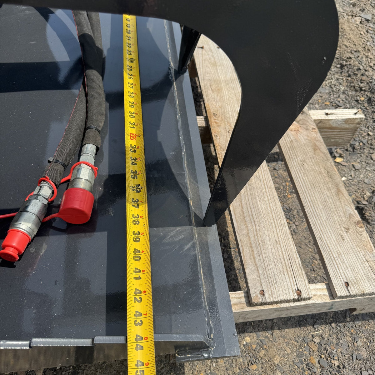 Tape measure showing the grapple bucket width