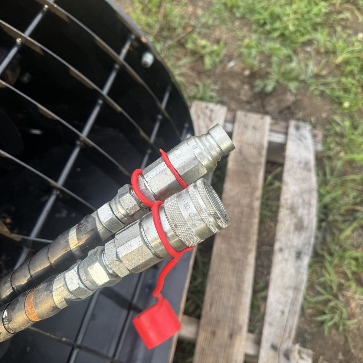 Hydraulic quick couplers on the mixer bucket