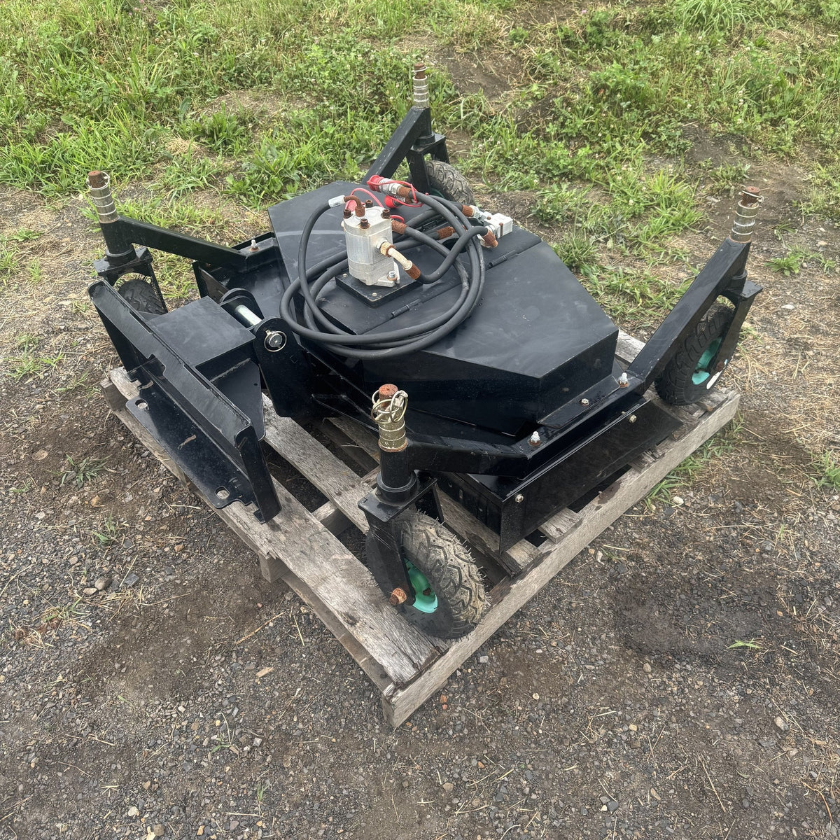 Finish mower viewed from the rear